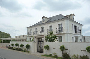 輸入住宅/住宅施工事例/フランスの伝統的なシンメトリーのファサード。色褪せる事のない大理石貼りの邸宅。