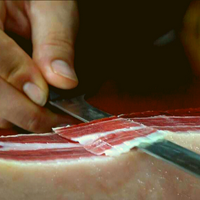 Cómo limpiar un jamonero de madera.