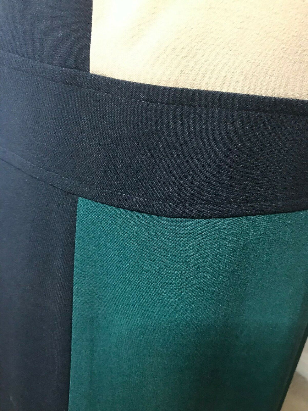 Thumbnail: Sleeveless Colorblock  Black Tan Forest Green