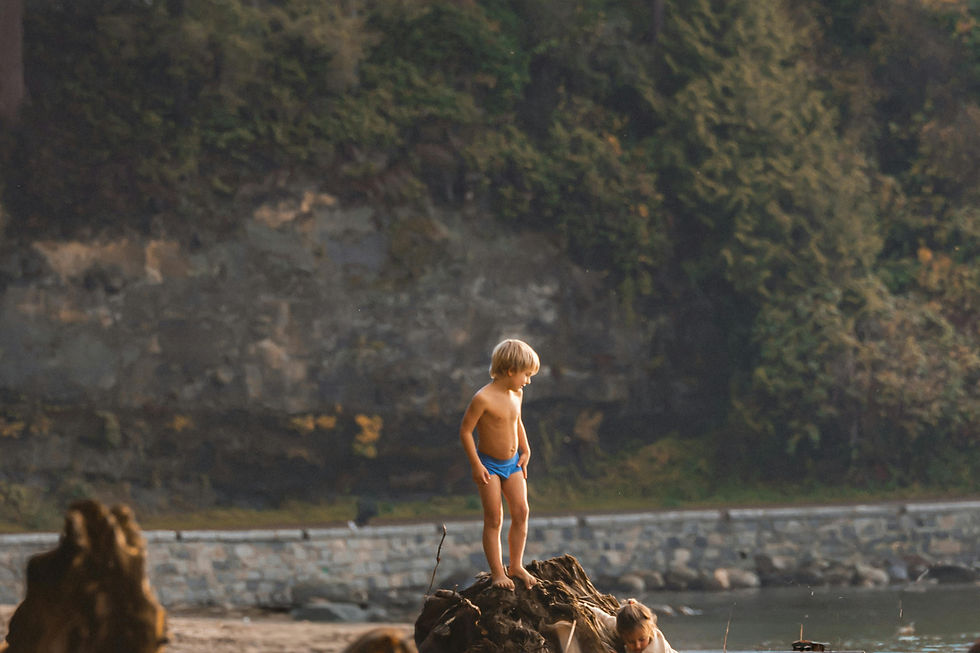 criança observando a água