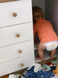 Bebê bagunçando um armário