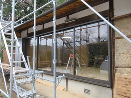 古い窓をサッシに取り替え。