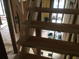 無垢の杉を使った階段、できました。