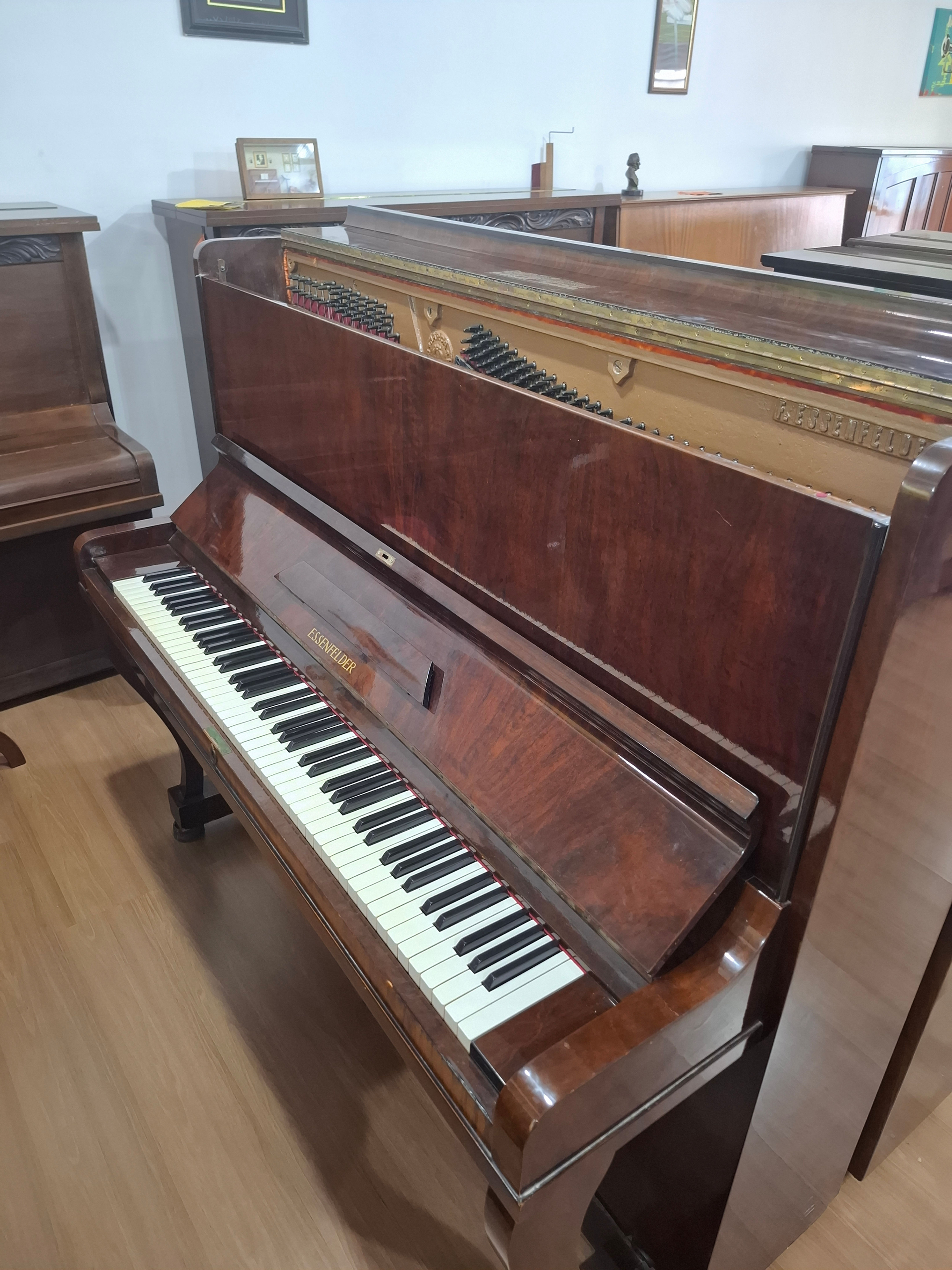 Piano Essenfelder Modelo 138-B