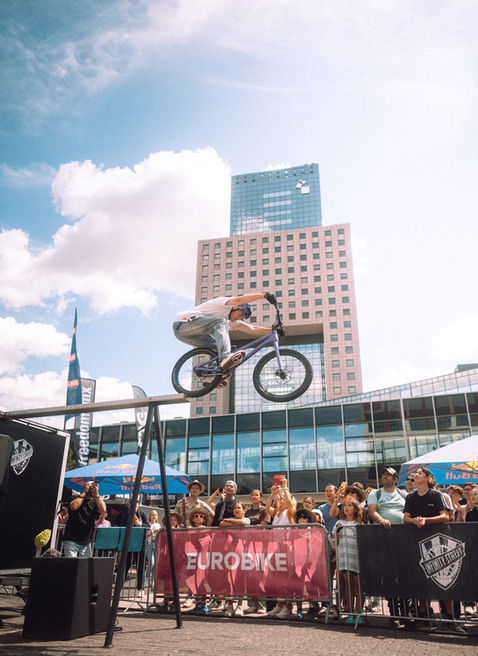 John Langlois saute le rail en vélo freestyle lors de la démonstration