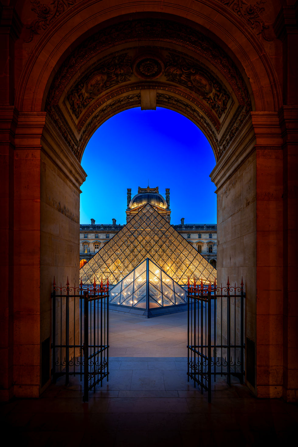 Pyramides sous bâtiment