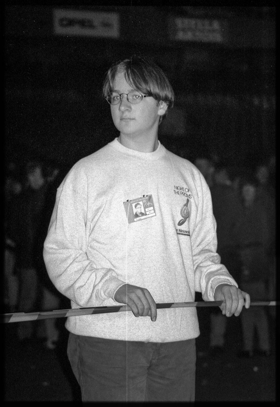 Jonge crewlid backstage bij Night of the Proms in Antwerpen in de jaren 90, symbool voor de vroege start in de eventsector.