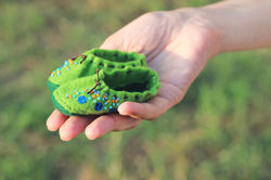 Zapatos verdes diminutos