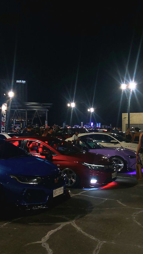 Cars parked at night with several lights Humbl.Online scene.