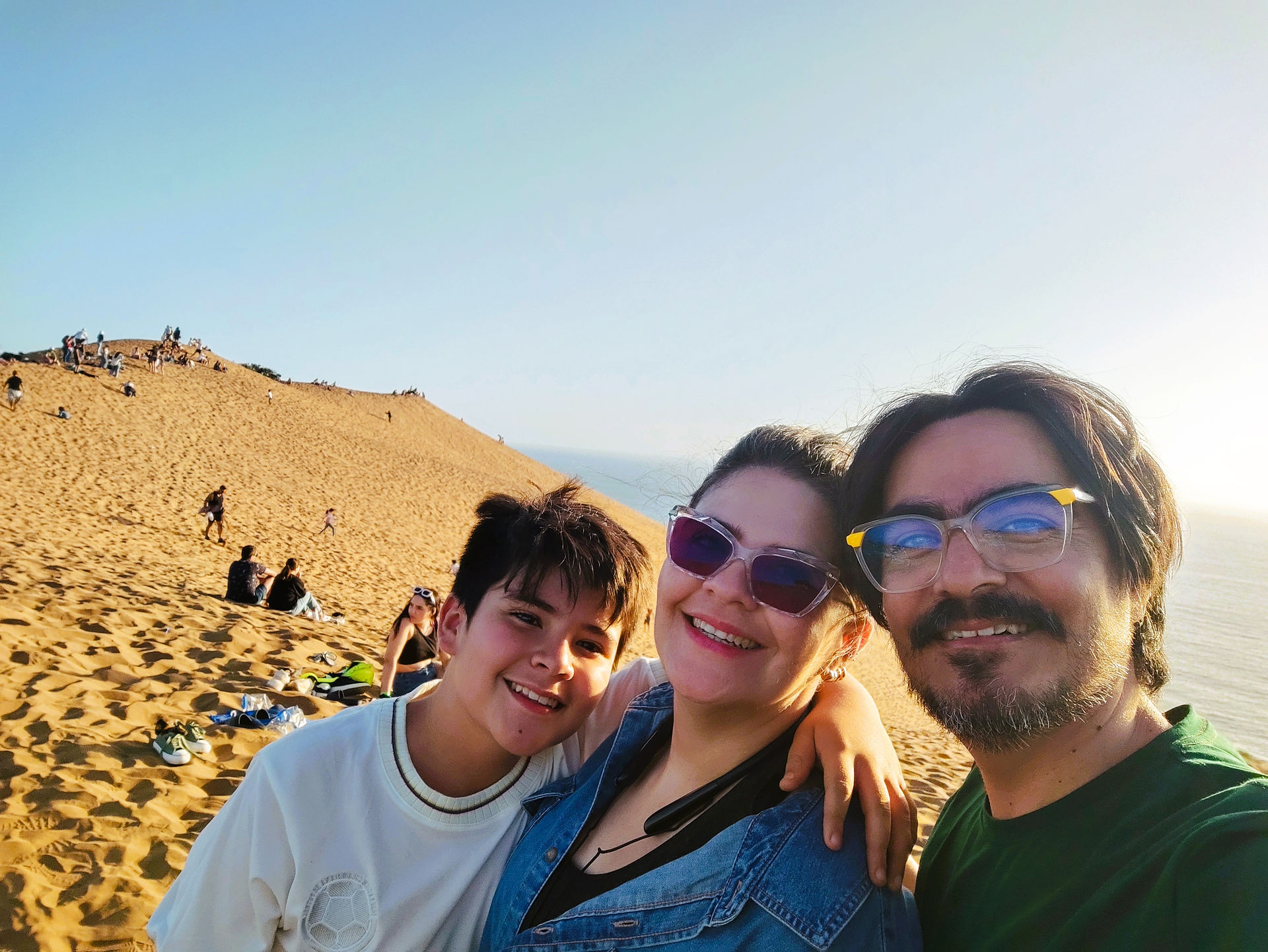 Personas en las dunas de Concón Chile