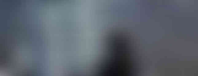 Mujer ve el atardecer en el Río de la Plata