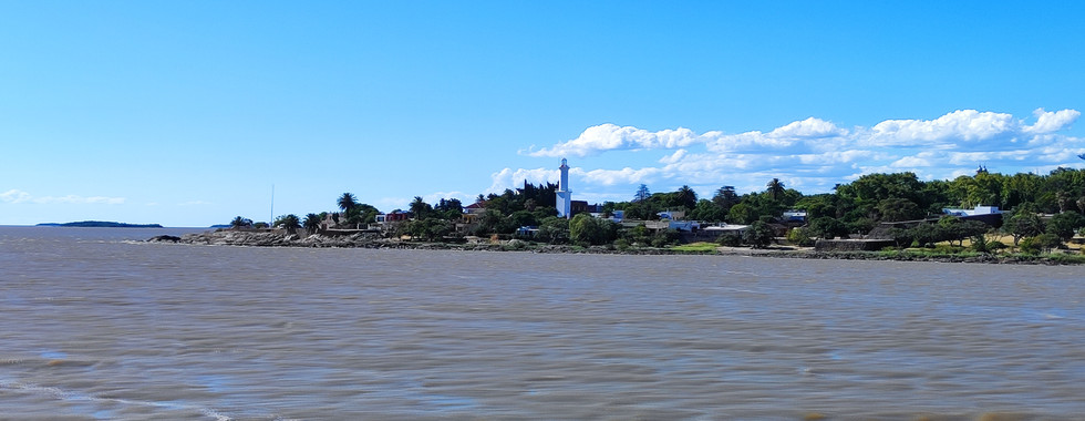 Faro de Colonia del Sacramento desde el Río de la Plata