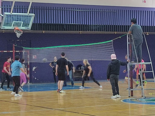 Se enfrentan en la cancha maestros vs alumnos de la FCPyS en partido de voleibol.
