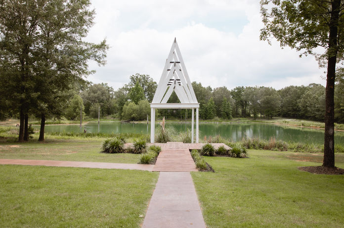 modern outdoor ceremony arch near texarkana 