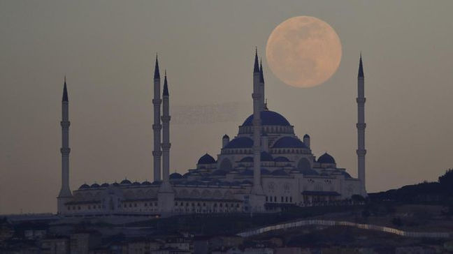 Momen Terakhir Saksikan Pink Supermoon Malam Ini