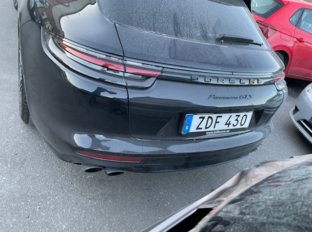 Skadad bil som behöver reparation