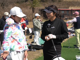 VIPゴルフ大会で参加者と会話する女子プロゴルファー
