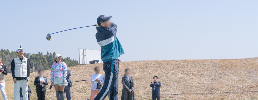 済州ロッテスカイヒルCCでティーショットを放つ男性ゴルファー