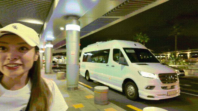 済州空港前に送迎車が到着する様子