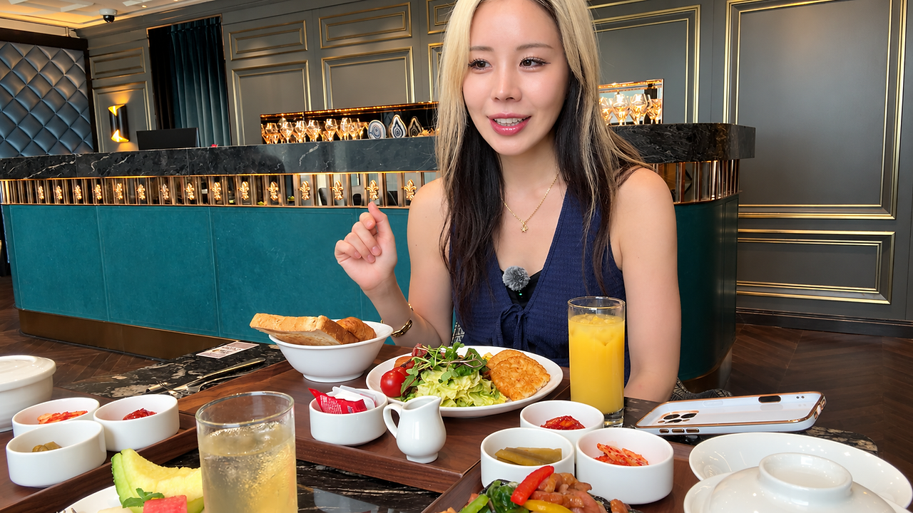 釜山パラダイスカジノの食事メニューを楽しむ星野さん