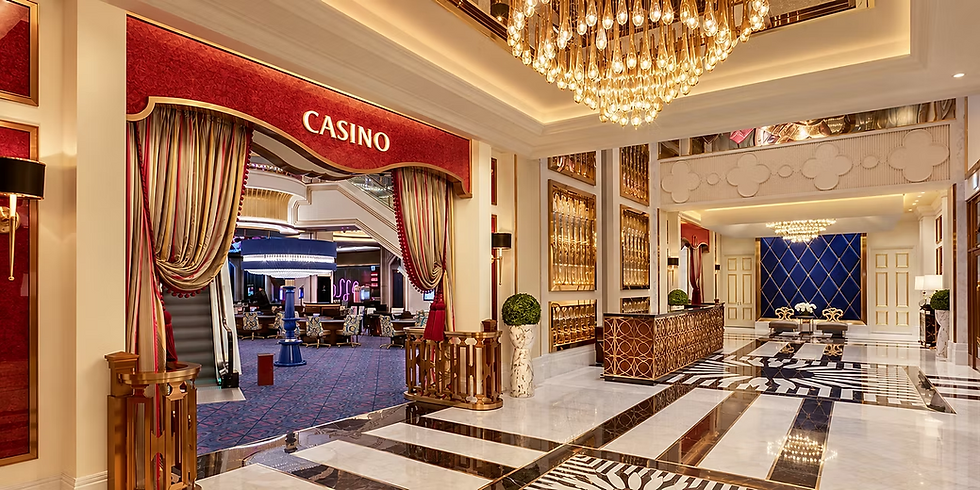 赤い壁にCASINOの看板がある豪華なカジノロビー。シャンデリアが輝き、青と金の装飾の廊下が広がる。