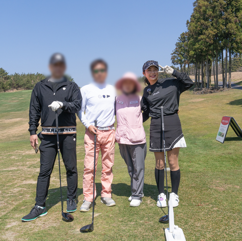 済州ロッテスカイヒルCCで撮影したVIPゴルフ大会のチーム別記念写真