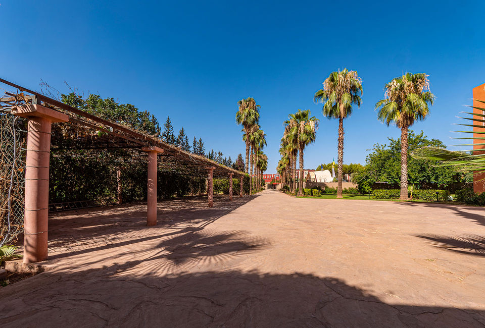 la-villa-marocaine-marrakech-FACADE-PARKING-05.jpg