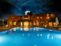 Vue de la façade avant de la villa, coté piscine