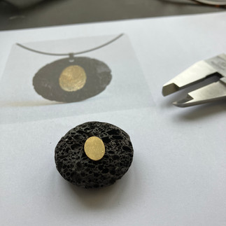 geslepen lava met gouden plaatje voor de vingerafdruk