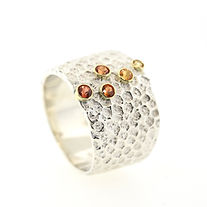 ring breed met geel oranje rode saffieren