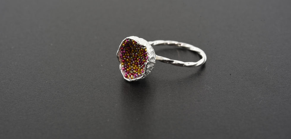 ring kelkring met roze glasparels