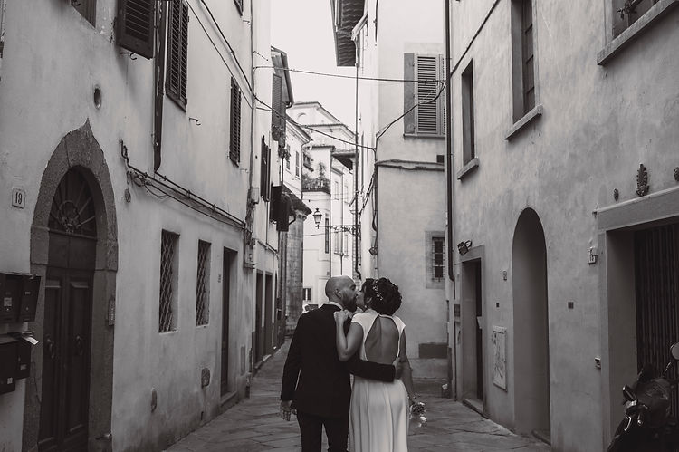 Italian wedding photography: a professional photographer captures a couple's intimate sunset vows in Tuscany (Italy)