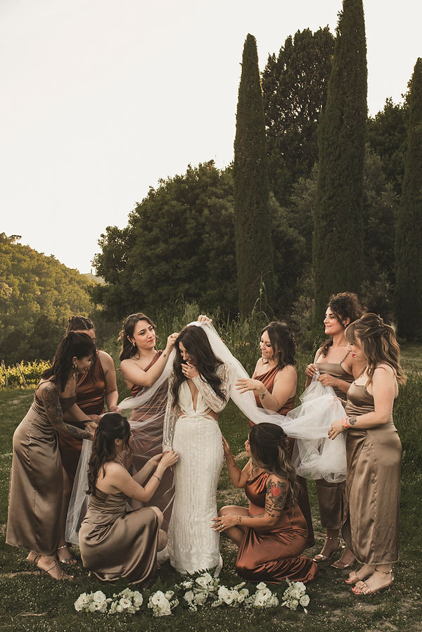 Italian wedding photography: a professional photographer captures a couple's intimate sunset vows in Tuscany (Italy)