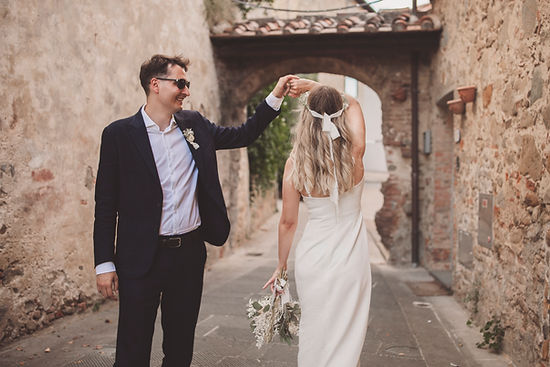 Italian wedding photography: a professional photographer captures a couple's intimate sunset vows in stunning Tuscany