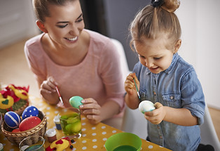 Decorating easter Eggs