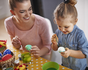 Decorating easter Eggs