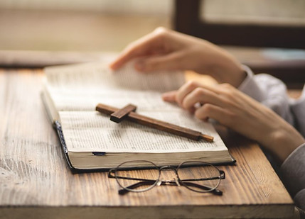 close-up-of-hands-on-the-bible-bible-study-prayer-faith-and-religion-believer-praying--800
