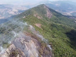 Pedralva: Bombeiros de Itajubá continuam os trabalhos na Serra Branca