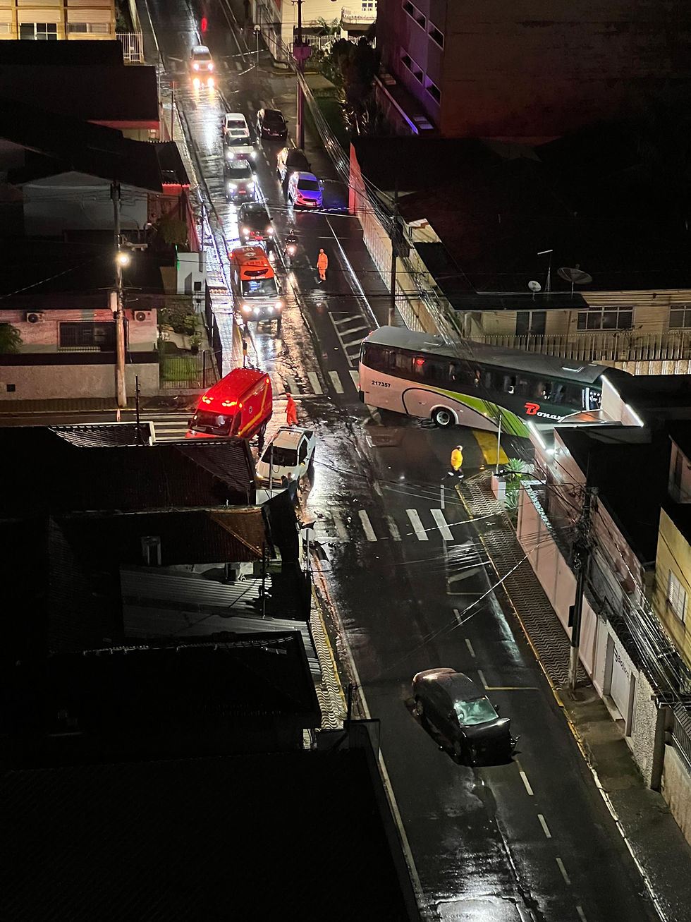 Acidente no Centro de Itajubá envolve dois veículos; motorista abandona local após colisão