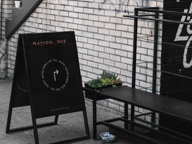 A-Stand Mockup_Maison_Nue_2.png