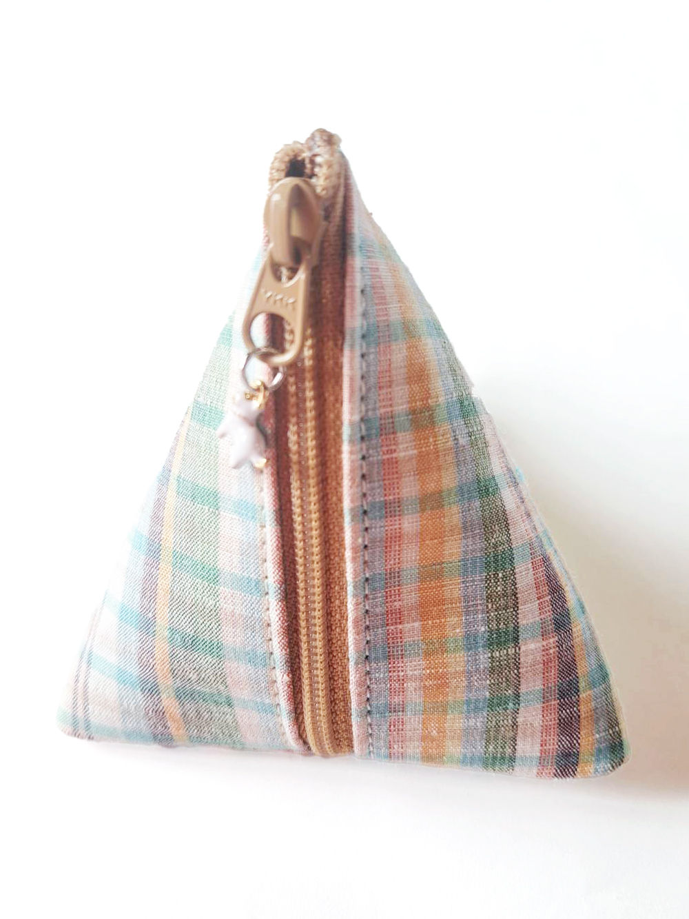 「白ネコチャームのツムギ小物入れ-チェック柄-」/ 小岩井カリナ 作