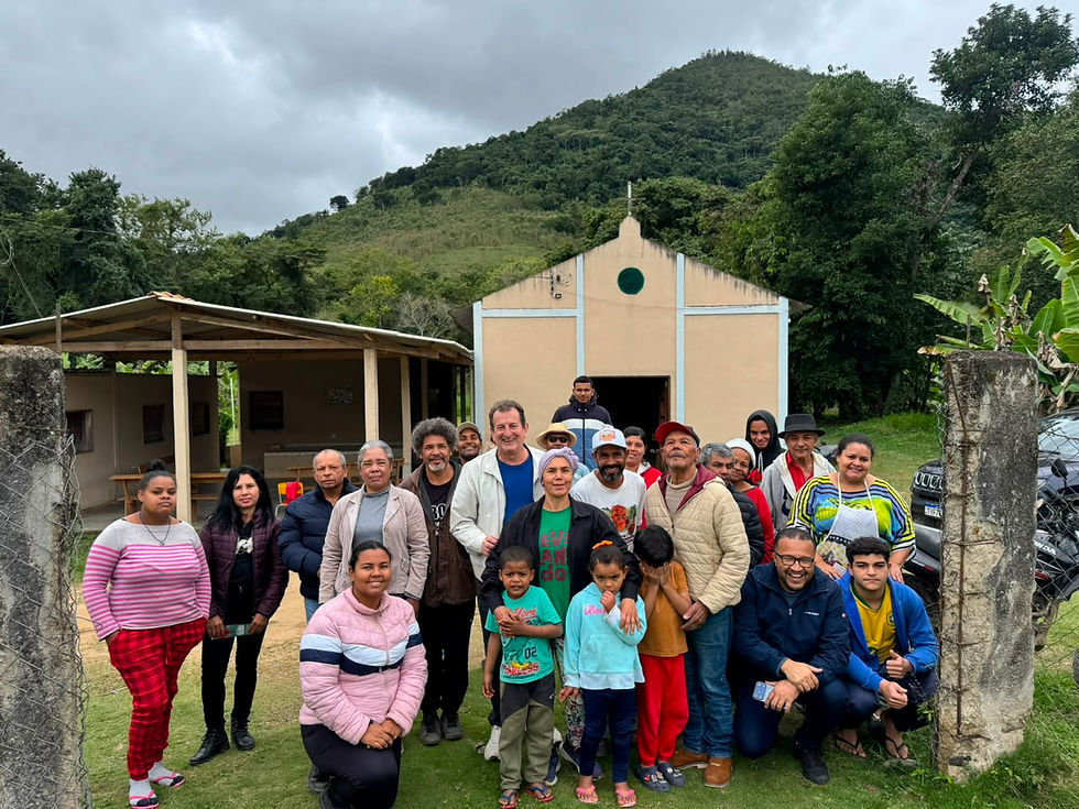 Presença do deputado nos quilombos da regiião ´pe constante. Na foto, com moradoras e moradores do quilombo Porto Velho