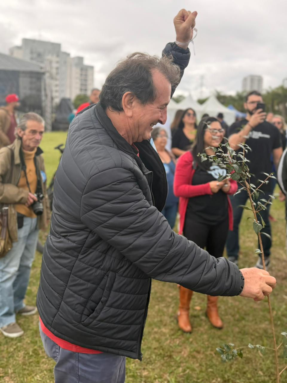 Deputado celebra o plantio de mudas nativas
