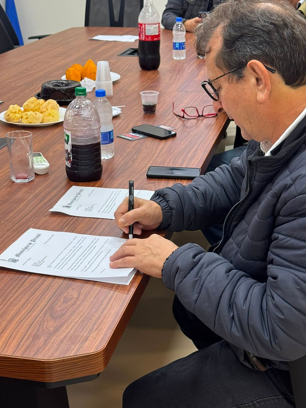 Assinando pedido de emenda para ajudar o município, a pedido de autoridadres e lideranças locais