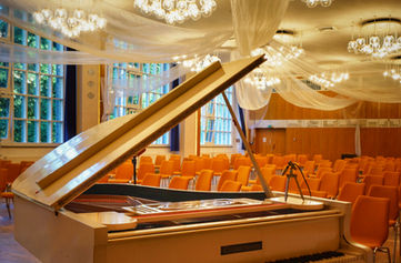 Piano im Hotel, Waldpalast, Events, Feiern, Bankett, Eventlocation Berlin, Veranstaltungsraum Berlin, Eventraum, Tagungsraum, Tagungsstätte, Tagungshotel, Hotel mit Veranstaltungsraum, DDR, ostalgie charme, naturnahe Eventlocation, Musiksaal, hervorragende Akustik für bis zu 100 Musiker