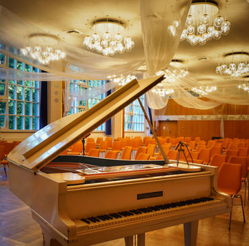 Piano im Hotel, Waldpalast, Events, Feiern, Bankett, Eventlocation Berlin, Veranstaltungsraum Berlin, Eventraum, Tagungsraum, Tagungsstätte, Tagungshotel, Hotel mit Veranstaltungsraum, DDR, ostalgie charme, naturnahe Eventlocation, Musiksaal, hervorragende Akustik für bis zu 100 Musiker