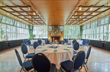 Kaminzimmer Bankett Events, Feiern, Bankett, Seminar & Konferenzen im Waldhotel am See Berlin bei Brandenburg, Eventlocation, Veranstaltungsraum, Eventraum, Seminarhotel, Seminarraum, Seminarhaus, Tagungsstätte, Tagungshotel, Tagungsraum, Hotel mit Veranstaltungsraum, Workshop Raum, Hotel für Retreats, Weihnachtsfeier Berlin Location