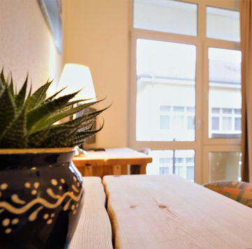 Pflanze auf dem Schreibtisch Mondholz Events, Feiern, Bankett, Seminar & Konferenzen im Waldhotel am See Berlin bei Brandenburg, Zimmer mit Balkon
Familienzimmer
Doppelstockbett für Kinder
