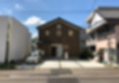 5番 北側のアプローチは青森県産杉板の外壁で覆われた仕様。切妻の屋根で家らしいフ