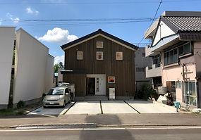 5番 北側のアプローチは青森県産杉板の外壁で覆われた仕様。切妻の屋根で家らしいフ